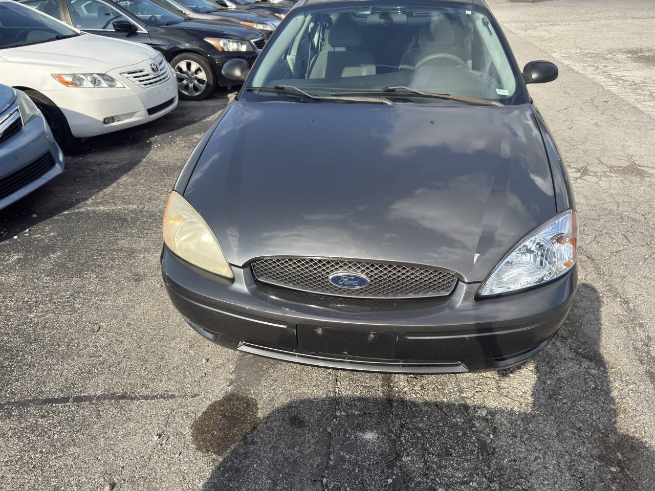 Used 2005 Ford Taurus SE FWD image 4