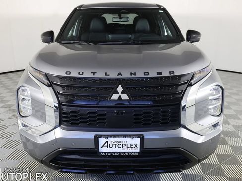 Used 2024 Mitsubishi Outlander SE Black Edition FWD image 2