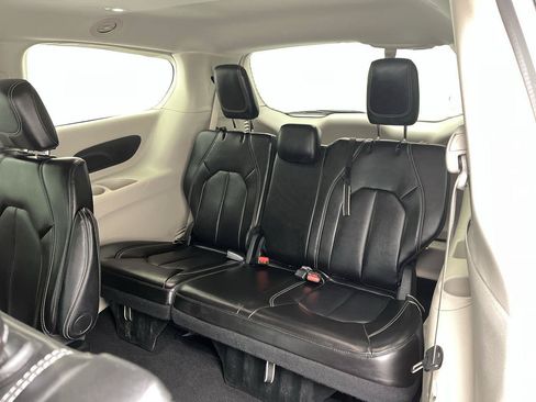 Used 2024 Chrysler Pacifica Touring-L FWD image 12