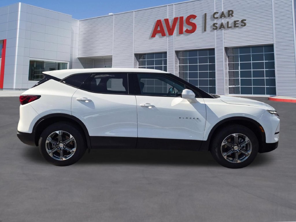 Used 2025 Chevrolet Blazer LT FWD image 4