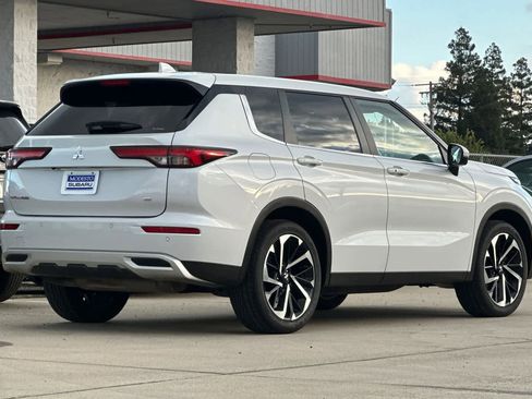 Used 2024 Mitsubishi Outlander SE image 3