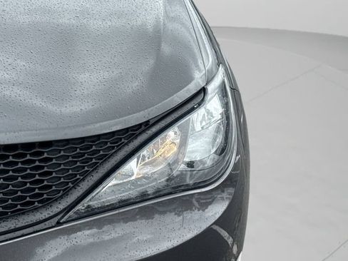 Used 2022 Chrysler Voyager LX FWD image 17