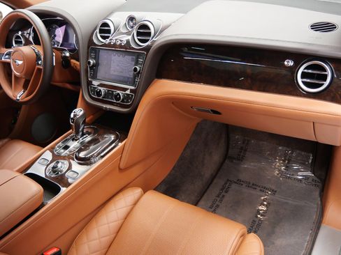 Used 2017 Bentley Bentayga AWD/4WD image 14