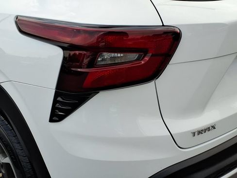 Certified 2024 Chevrolet Trax LT w/ LT Convenience Package FWD image 9