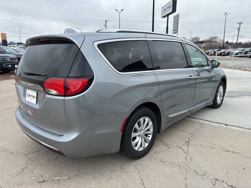 Used 2019 Chrysler Pacifica Touring-L image 9