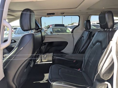 Used 2022 Chrysler Pacifica Limited FWD image 12