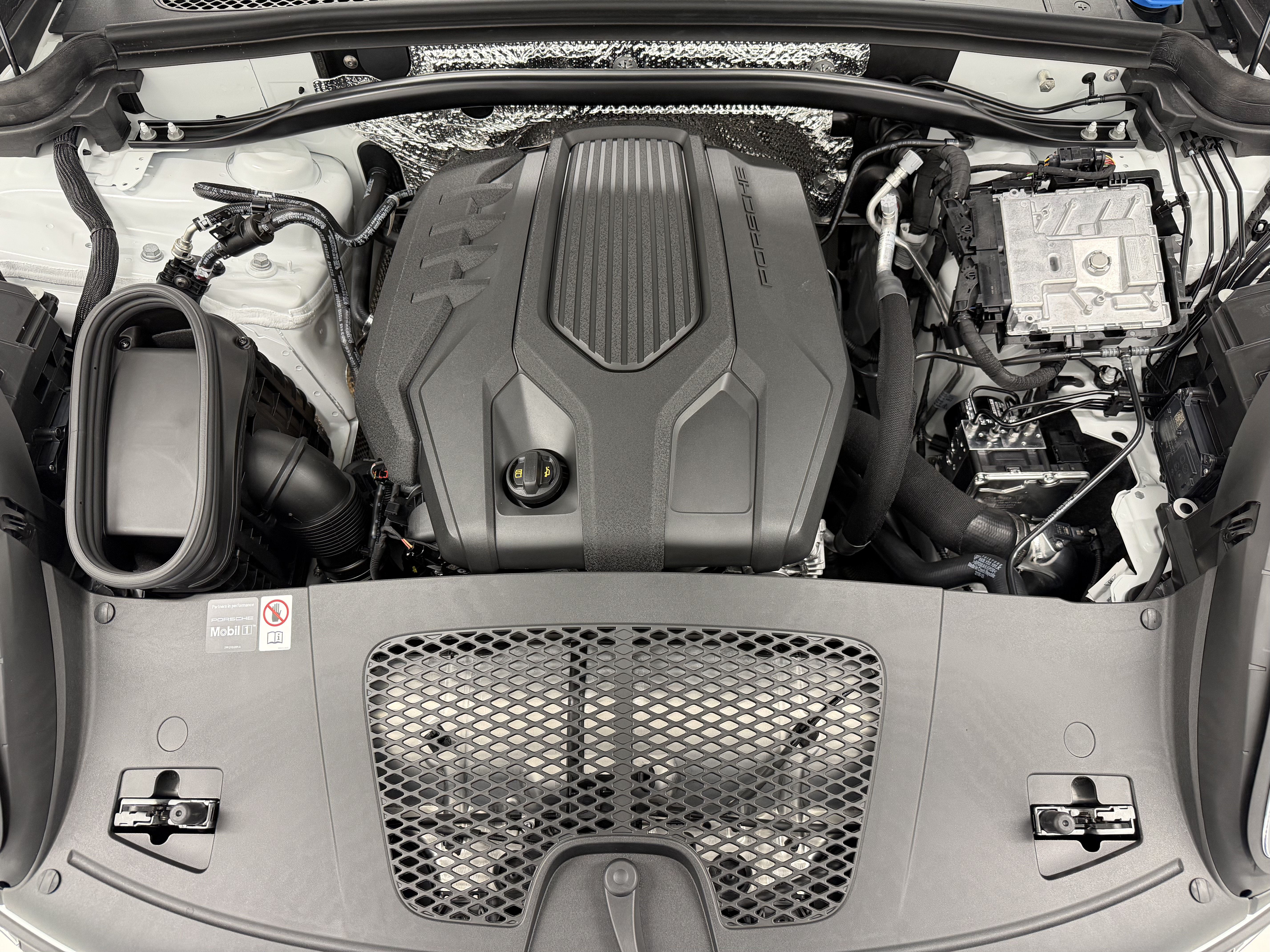 Certified 2026 Porsche Macan AWD/4WD image 57