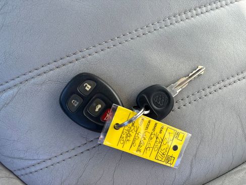 Used 2010 Buick Lucerne CXL image 33