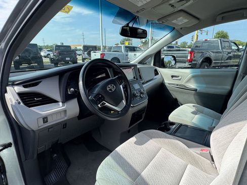 Used 2017 Toyota Sienna LE FWD image 16
