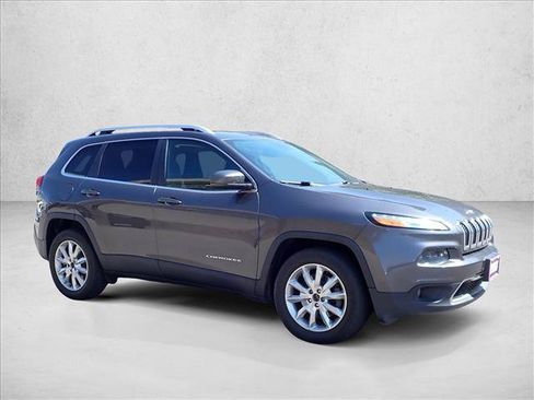 Used 2017 Jeep Cherokee Limited w/ Luxury Group AWD/4WD image 5