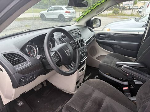 Used 2017 Dodge Grand Caravan SE w/ Power Window Group FWD image 11