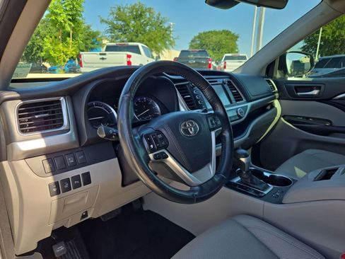 Used 2018 Toyota Highlander Limited Platinum AWD/4WD image 2