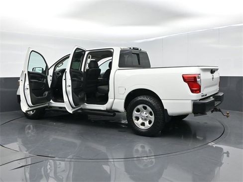 Used 2018 Nissan Titan S image 63