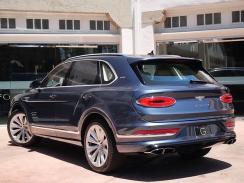 Used 2021 Bentley Bentayga AWD/4WD image 3