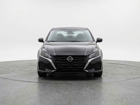Used 2025 Nissan Altima 2.5 SV FWD image 2
