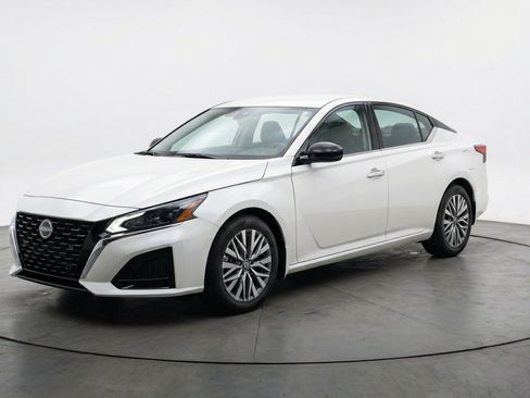 Used 2025 Nissan Altima 2.5 SV FWD image 3