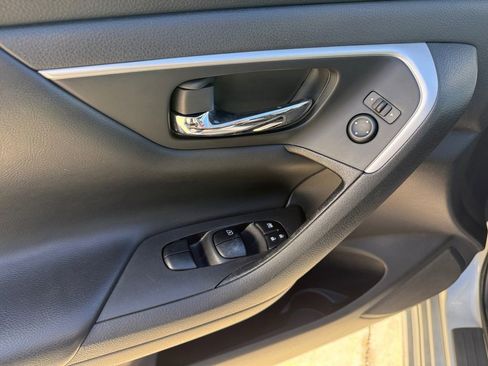 Used 2017 Nissan Altima 2.5 S w/ Interior Lighting Package FWD image 11