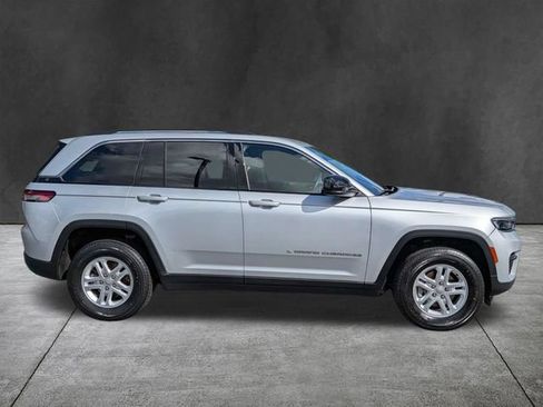 Used 2024 Jeep Grand Cherokee Laredo RWD image 4