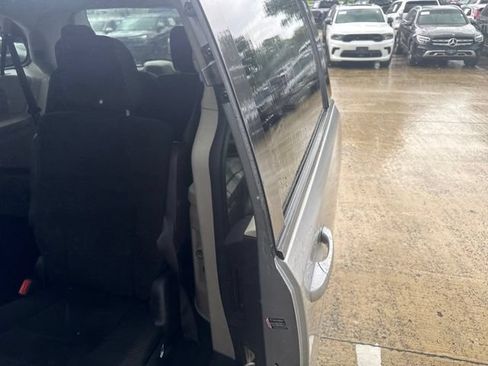 Used 2018 Dodge Grand Caravan SE FWD image 34