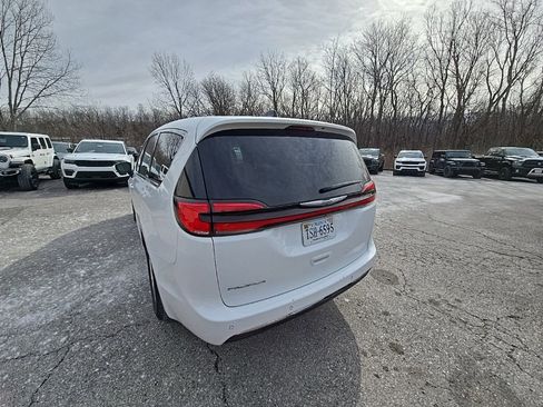 Used 2023 Chrysler Pacifica Touring-L image 5