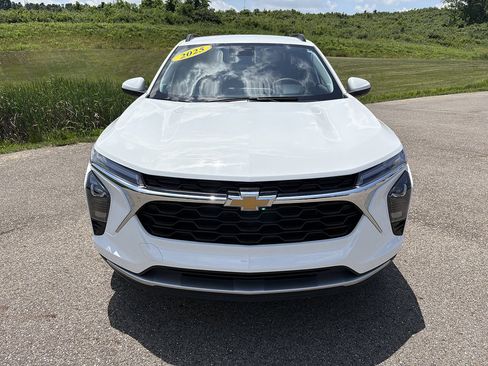 Used 2025 Chevrolet Trax LT FWD image 8