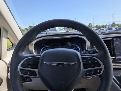 Used 2024 Chrysler Pacifica Limited FWD image 23
