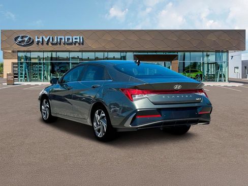 Used 2025 Hyundai Elantra Limited FWD image 5