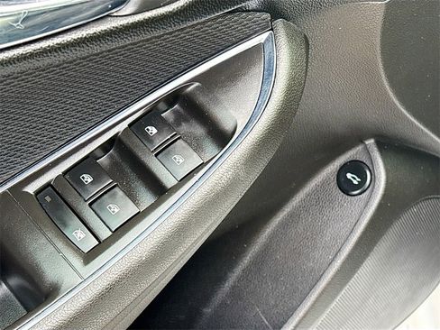 Used 2018 Chevrolet Cruze LS image 17
