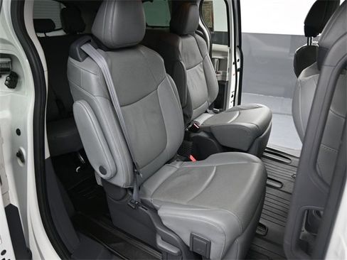 Used 2021 Toyota Sienna Limited image 27