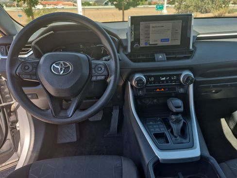 Used 2025 Toyota RAV4 XLE AWD/4WD image 18