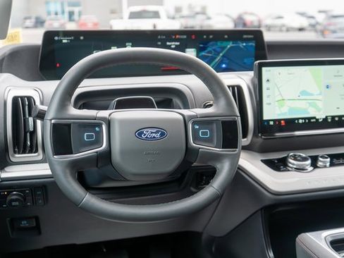 Used 2025 Ford Expedition Active image 16