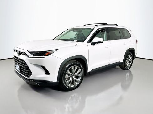 Certified 2024 Toyota Grand Highlander AWD image 3