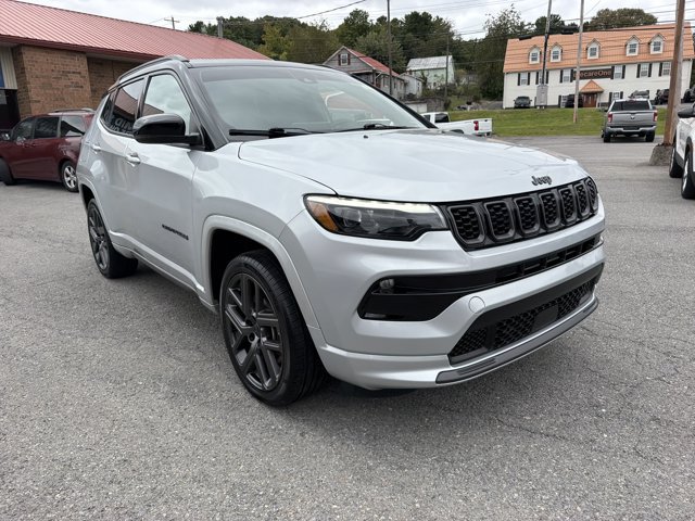 Used 2025 Jeep Compass Limited w/ High Altitude Package AWD/4WD image 3
