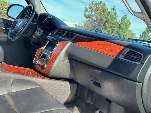 Used 2009 Chevrolet Suburban LTZ image 37