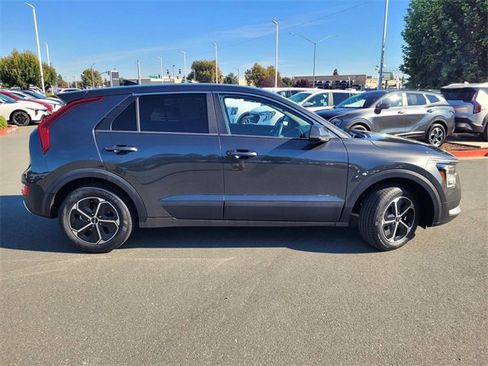 Used 2025 Kia Niro LX image 3