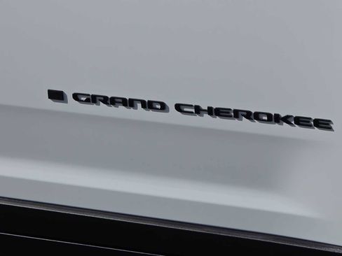 Used 2024 Jeep Grand Cherokee Limited w/ Luxury Tech Group II image 11