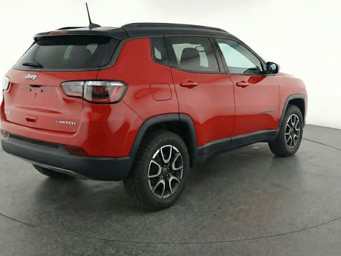 Used 2025 Jeep Compass Trailhawk AWD/4WD image 9