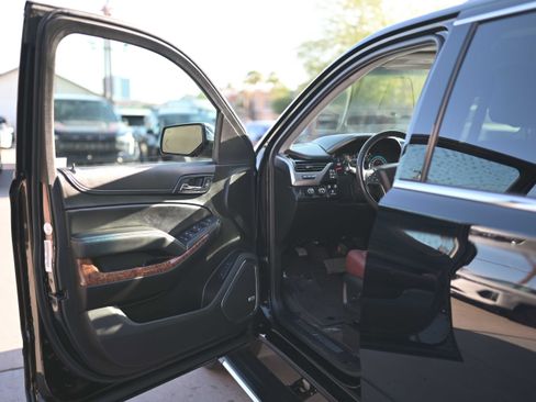 Used 2020 Chevrolet Suburban Premier w/ Premier Plus Edition AWD/4WD image 6