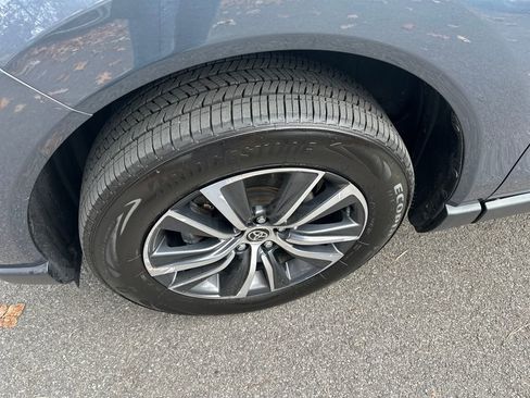 Used 2021 Toyota Venza LE image 2