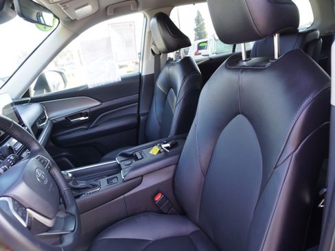 Used 2025 Toyota Grand Highlander XLE image 24