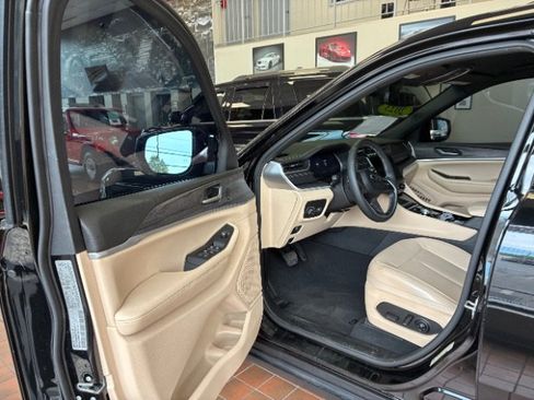 Used 2023 Jeep Grand Cherokee L Limited AWD/4WD image 17