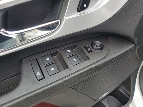 Used 2017 Chevrolet Equinox LT image 18