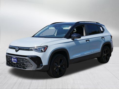 Certified 2025 Volkswagen Taos SE AWD/4WD image 3