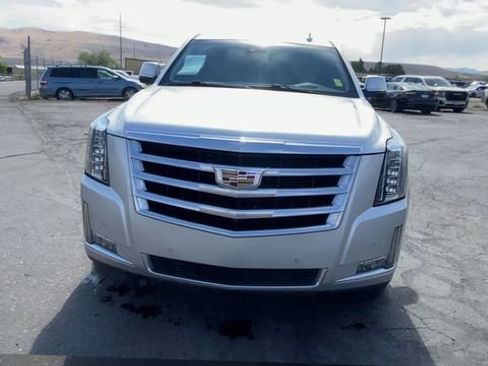 Used 2018 Cadillac Escalade Luxury AWD/4WD image 3