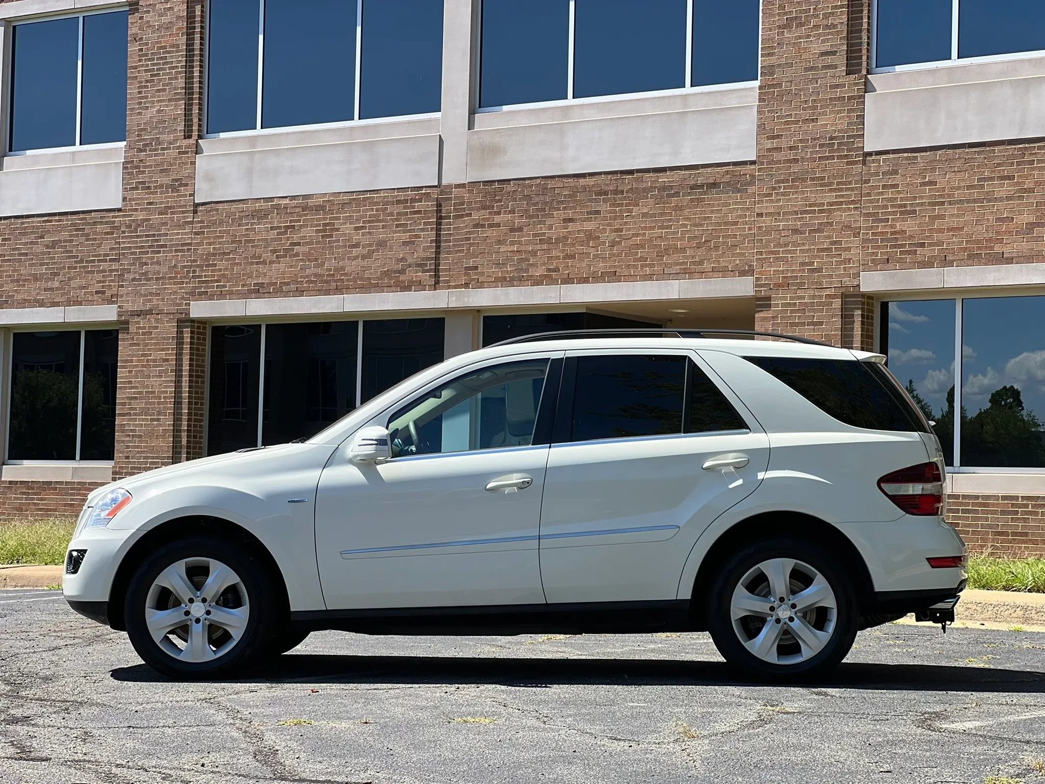 Used 2011 Mercedes-Benz ML 350 BlueTEC 4MATIC image 2