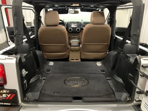 Used 2017 Jeep Wrangler Sahara w/ Connectivity Group image 42