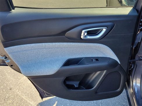 Used 2024 Jeep Compass Latitude image 9