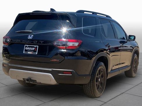 Used 2025 Honda Pilot TrailSport image 13