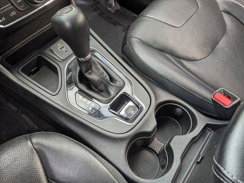 Used 2019 Jeep Cherokee Limited image 14