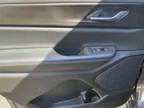 Used 2023 Jeep Grand Cherokee L Laredo image 15